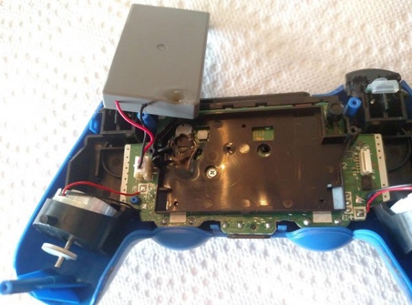 PS4 players: when playing the game, the DualShock4 handles suddenly blow up